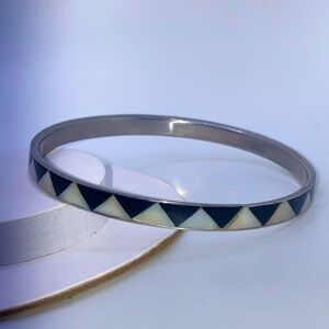 Vtg Mod MOP Mother Of Pearl & Onyx Triangle Inlay Silver Tone Bangle 8” C / 2.5”